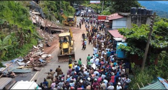 කොළඹ - නුවර මාර්ගය පහළ කඩුගන්නාවෙන් වැසේ